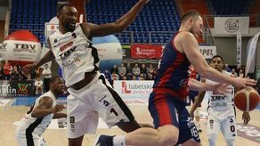 Jimmie Taylor (z lewej) do spółki z Romanem Szymańskim kapitalnie powstrzymali Adama Łapetę (z prawej)