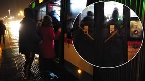 Kurs linii 150 z przystanku przy Dworcu Głównym PKS w kierunku Czubów. Niedziela po godzinie 18