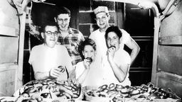 Harry Lender z synami i wnukiem