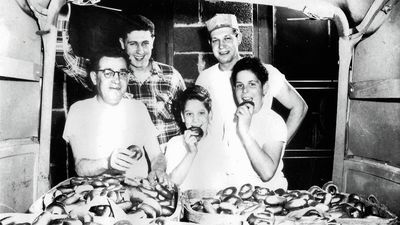 Harry Lender z synami i wnukiem