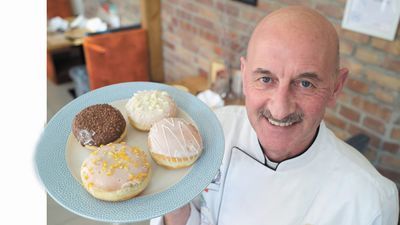 Jean Bos, mistrz kucharski, prekursor kuchni molekularnej w Polsce. Szef kuchni hotelu Agit w Lublinie: W Belgii nie mamy tłustego czwartku. Odkąd mieszkam w Polsce, smażymy pączki w domu. Często bez nadzienia, a nadzienie jemy na gofrach. Ale polski pączek z konfiturą różaną, oblany belgijską czekoladą, bardzo mi smakuje