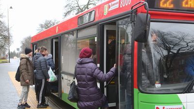 Autobus odjeżdżający do Zawieprzyc o godz. 14.50 już przy Bramie Krakowskiej miał zajęte wszystkie siedzenia, a kilkanaście osób stało. Wielu pasażerów dosiadło się koło dworca i na pl. Singera, w efekcie na ul. Kalinowszczyzna (na zdjęciu) pojazd był mocno zapełniony