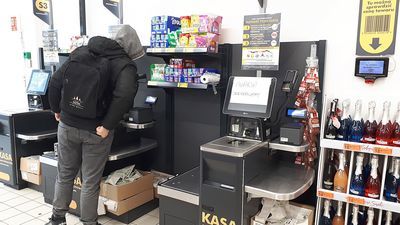 Pracownicy obsługujący kasy samoobsługowe skarżą się, że praca ta wymaga ciągłego chodzenia i obsługiwania klientów, którzy nie mogą znaleźć odpowiednich produktów na liście lub gdy trzeba sprawdzić wiek klienta kupującego alkohol 