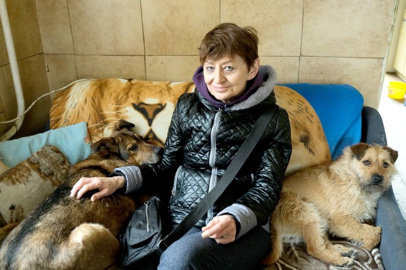 Maria Gulanowska z psami ze schroniska - Kamilą i Karmelem.