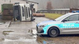 Przewrócony na bok samochód ciężarowy.