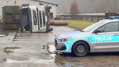 Przewrócony na bok samochód ciężarowy.