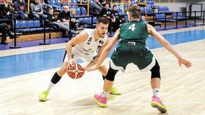 Karol Obarek (z piłką) był najlepszym koszykarzem wczorajszego meczu