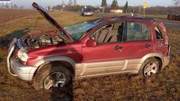 Jechał zbyt szybko i wypadł z drogi. Jego auto dachowało