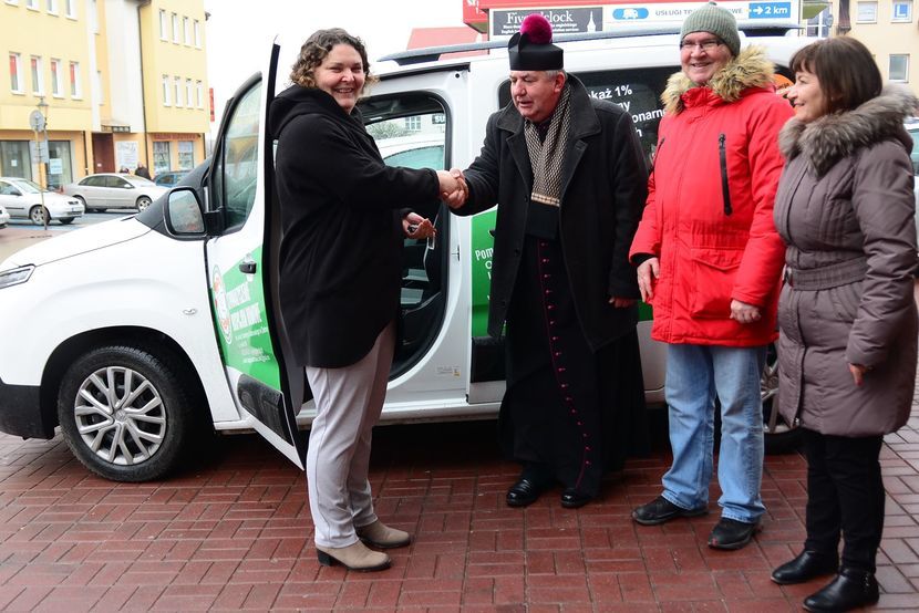 Proboszcz parafii Żdżanne, ks. Józef Serej, przekazuje hospicjum zakupiony ambulans