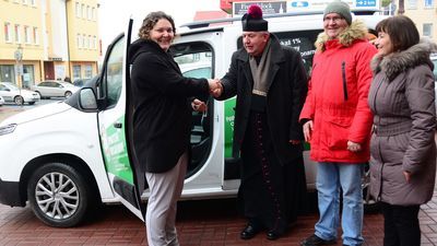 Proboszcz parafii Żdżanne, ks. Józef Serej, przekazuje hospicjum zakupiony ambulans