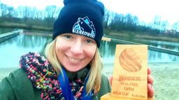 Zimowa pływaczka z chełmskiej Policji. Asp. Iwona Panas na podium międzynarodowych zawodów