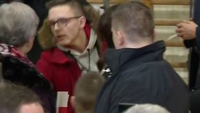 Ktoś wyszarpał transparent młodemu ekologowi na spotkaniu w Lubartowie. Interweniował Andrzej Duda