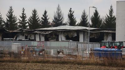 Ogromne straty po nocnym pożarze w Kazimierzówce. Spłonęła hala z maszynami rolniczymi