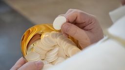 Zagrożenie koronawirusem. Księża będą radzić, żeby komunię przyjmować do ręki