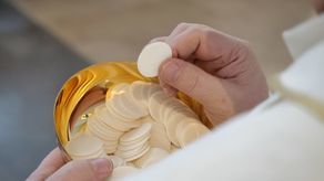 Zagrożenie koronawirusem. Księża będą radzić, żeby komunię przyjmować do ręki