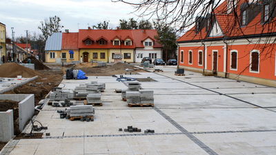 Pożegnanie z zielenią na rynku w Końskowoli. Powstaje plac z granitowych płyt