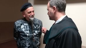 Jarosław Koziara ze swoim obrońcą Bartoszem Przeciechowskim. Artysta przekonywał, że użyte przez niego słowa wynikały m.in. z zaskoczenia powierzenia dyrektorskich obowiązków w CSK osobie, która nie miała dużego doświadczenia w działalności kulturalnej