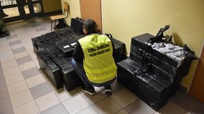 Wyrzucali kontrabandę z jadącego pociągu. Wpadli przy załadunku [zdjęcia]