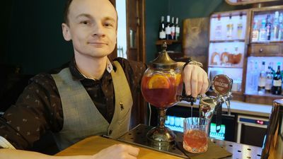 Barman Bartek Paluszkiewicz jest z wykształcenia historykiem i będzie opowiadać klientom o przedwojennej Polsce