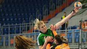 Natalia Nosek (z piłką) otrzymała powołanie do reprezentacji Polski

