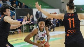 Ama Degbeon (z piłką) notowała średnio 6.9 punktu i 5.5 zbiórki.