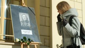Przed Ratuszem zostało ustawione pamiątkowe zdjęcie Romualda Lipko