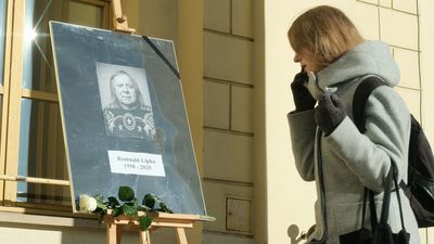 Przed Ratuszem zostało ustawione pamiątkowe zdjęcie Romualda Lipko
