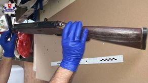 Zabezpieczona przez policjantów broń.