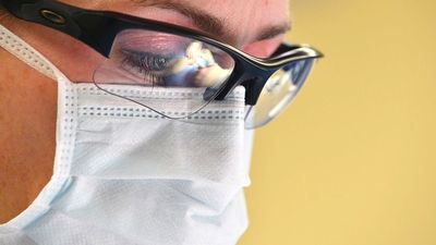 W sezonie zachorowań na grypę lekarze zalecają zwykłe maseczki chirurgiczne, które dzięki warstwie fizeliny nie przepuszczają mikroorganizmów