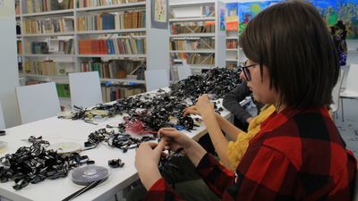 Uczniowie z Kazimierza Dolnego przez kilka godzin pracowali pod okiem projektantki Anny Kubisz