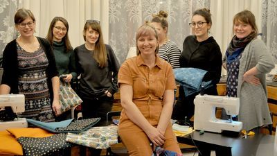 Marta Sienkiewicz i uczestniczki warsztatów „Rękodzielnica - Przymiarka” w Domu Kultury „Czuby Południowe”