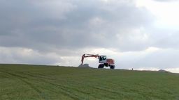 Pogoda sprzyja szybkiej budowie betonowego pasa startowego w Depułtyczach