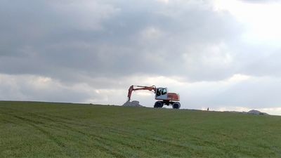 Pogoda sprzyja szybkiej budowie betonowego pasa startowego w Depułtyczach