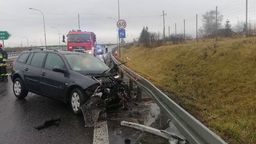 Po pijanemu wjechał w bariery przy drodze. Przód auta był doszczętnie zniszczony