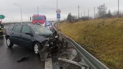 Po pijanemu wjechał w bariery przy drodze. Przód auta był doszczętnie zniszczony