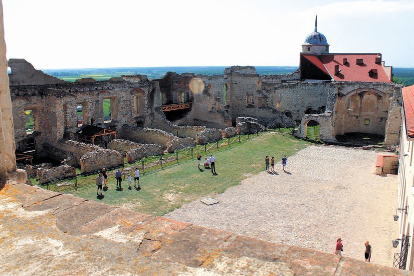 Stan techniczny ruin zamku w Janowcu pogarsza się z każdym rokiem. Drobne remonty nie przynoszą skutku