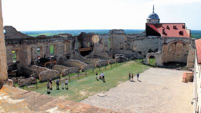 Stan techniczny ruin zamku w Janowcu pogarsza się z każdym rokiem. Drobne remonty nie przynoszą skutku