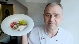 Sześciu szefów kuchni, wśród nich Artur Góra, szef kuchni w Koziej Brodzie, podadzą w Środę Popielcową dania ze śledzia. Daniom potowarzyszą śledzie na obrazach. Wieczór śledziożerców w restauracji Kozia Broda inauguruje 3 edycję Post Festiwalu: przez 6 kolejnych postnych czwartków dania ze śledzia serwowane będą w restauracji Hades Szeroka. Po raz pierwszy festiwal odbędzie się także w Rzeszowie
