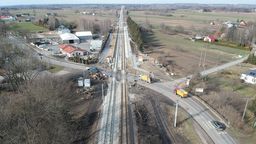 Po jednym torze od grudnia jeżdżą pociągi, a teraz trwa układanie drugiego. Jest już położony na odcinku od Puław do Nałęczowa oraz od Nałęczowa do Miłocina