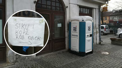 Miejski szalet się sypie, dlatego obok ustawiono przenośną toaletę.