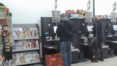 W rankingu popularności sieci handlowych sieć Biedronka po raz pierwszy spadła poza pierwszą dziesiątkę