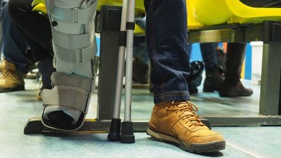 NFZ szacuje, że zniesienie limitów oraz podniesienie wycen dla wybranych czterech rodzajów porad w tym roku będzie kosztować ok. 300 mln zł. Właśnie w tych poradniach w Polsce są największe kolejki. W sumie czeka w nich ok. 700 tys. pacjentów na 2 miliony zapisanych do specjalistów