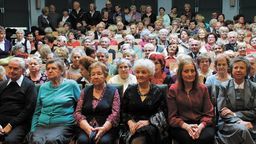 Na zdjęciu puławscy seniorzy, którzy stanowią coraz silniejszą grupę społeczną. Wielu z nich żyje aktywnie uczestnicząc m.in. w zajęciach Uniwersytetu Trzeciego Wieku