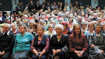 Na zdjęciu puławscy seniorzy, którzy stanowią coraz silniejszą grupę społeczną. Wielu z nich żyje aktywnie uczestnicząc m.in. w zajęciach Uniwersytetu Trzeciego Wieku