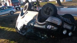 Lubelskie: Dachowanie samochodu. Kierowca nie dostosował się do warunków na drodze