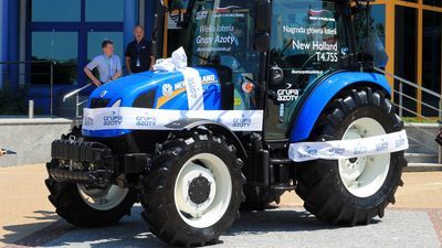 Ciągnik waży 3 tony, ma turbodoładowany silnik o pojemności 2,9 litra, napęd na cztery koła i rozpędza się do 40 km/h