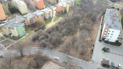 Sprzedaż miejskiej działki przy Kaczeńcowej może doprowadzić do powstania kolejnego bloku mieszkalnego przy ul. Orkana