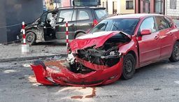 Wypadek w Modliborzycach. Jeden z samochodów uderzył w budynek