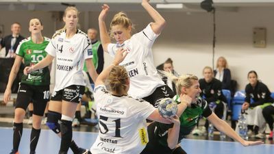 Joanna Szarawaga (z piłką) i jej koleżanki z Perły zaliczyły mocne zderzenie ze szczypiorniakiem na najwyższym poziomie