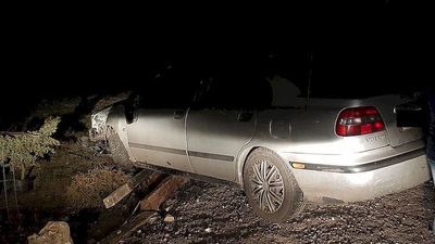 Prowadził samochód po pijanemu i wjechał w ogrodzenie. Obraził też policjantów